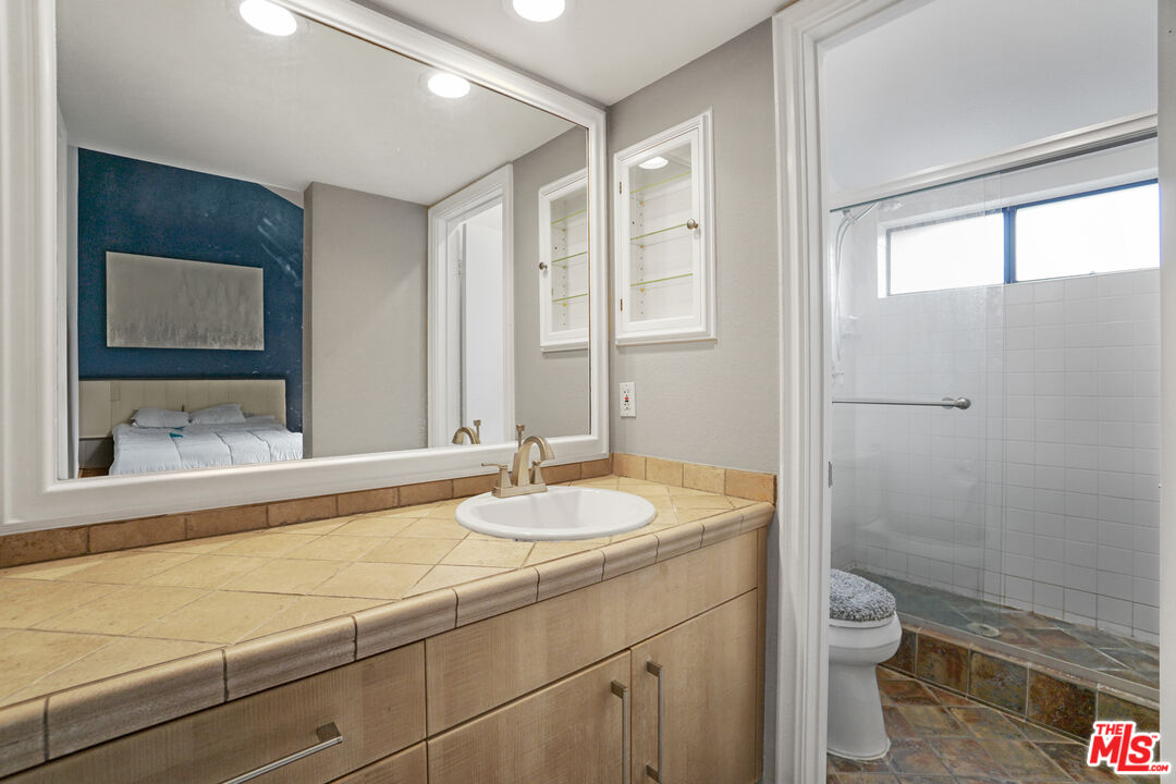 21931 Burbank Blvd Unit: 51