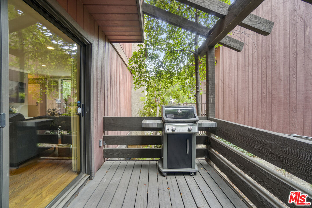 21931 Burbank Blvd Unit: 51