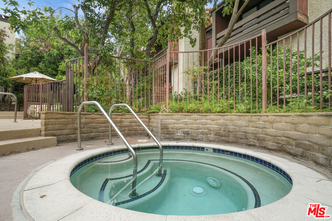 21931 Burbank Blvd Unit: 51