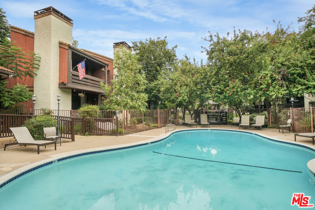 21931 Burbank Blvd Unit: 51