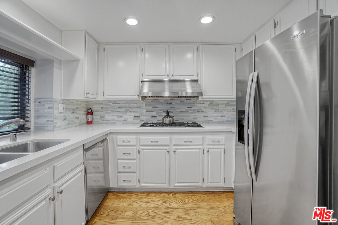 21931 Burbank Blvd Unit: 51