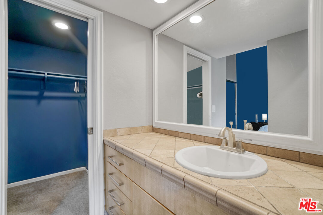 21931 Burbank Blvd Unit: 51