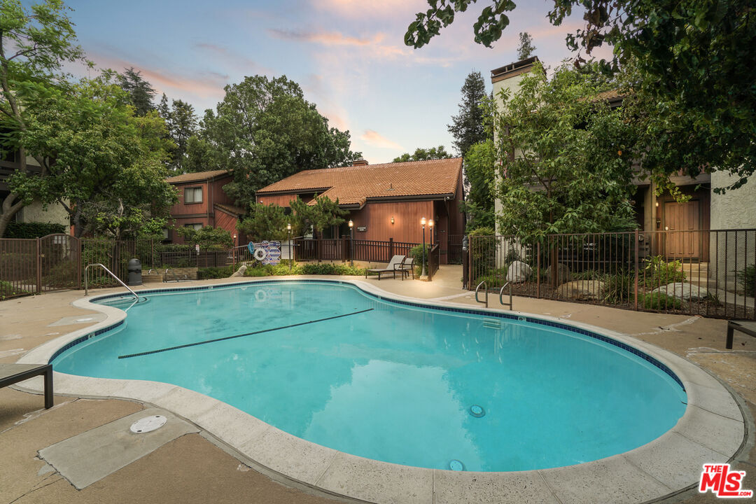 21931 Burbank Blvd Unit: 51