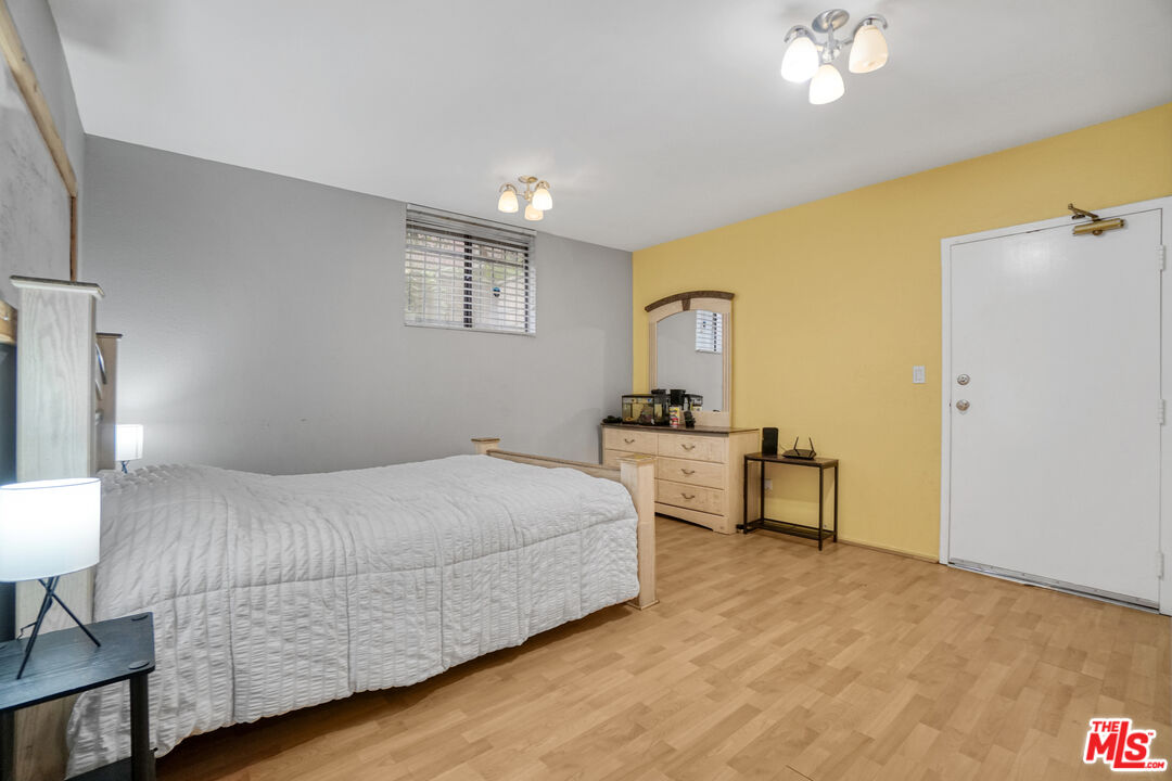 21931 Burbank Blvd Unit: 51