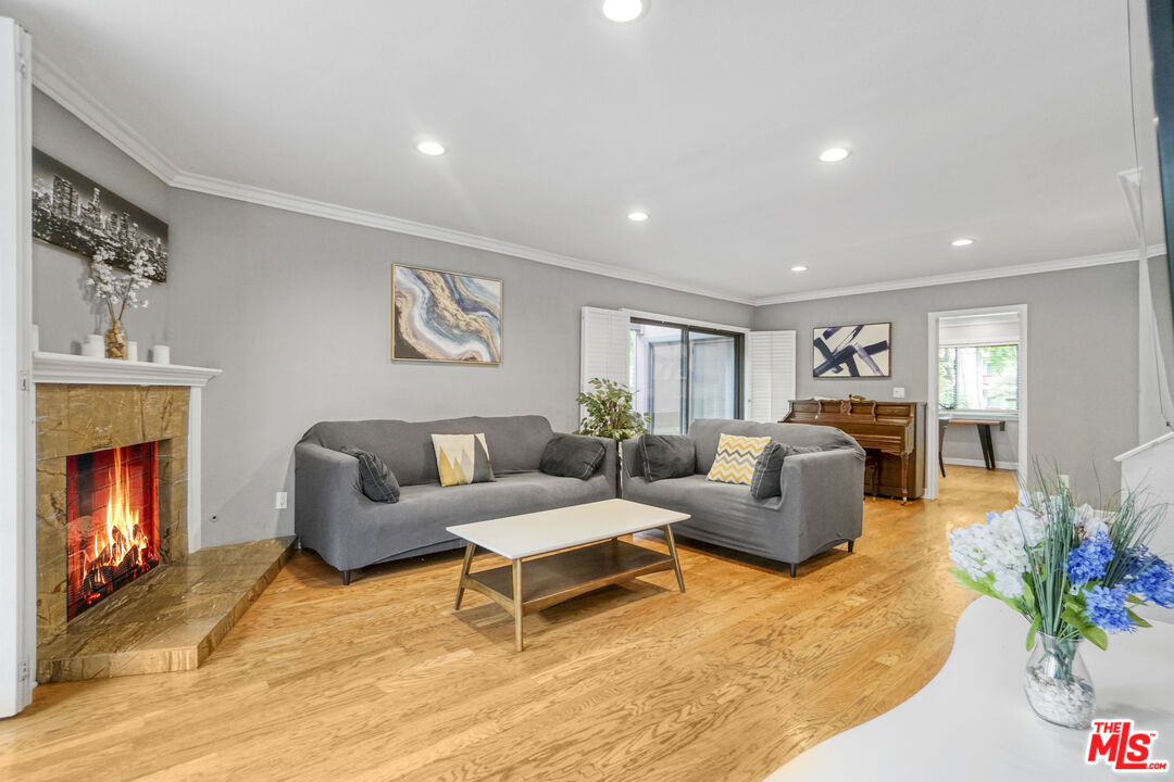 21931 Burbank Blvd Unit: 51