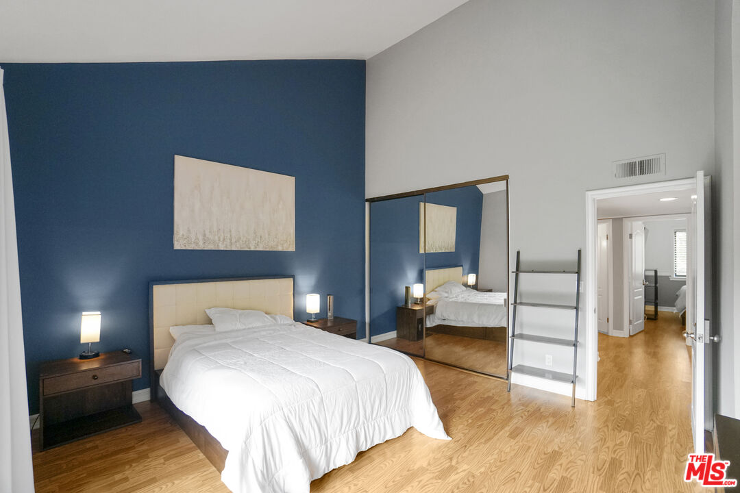 21931 Burbank Blvd Unit: 51