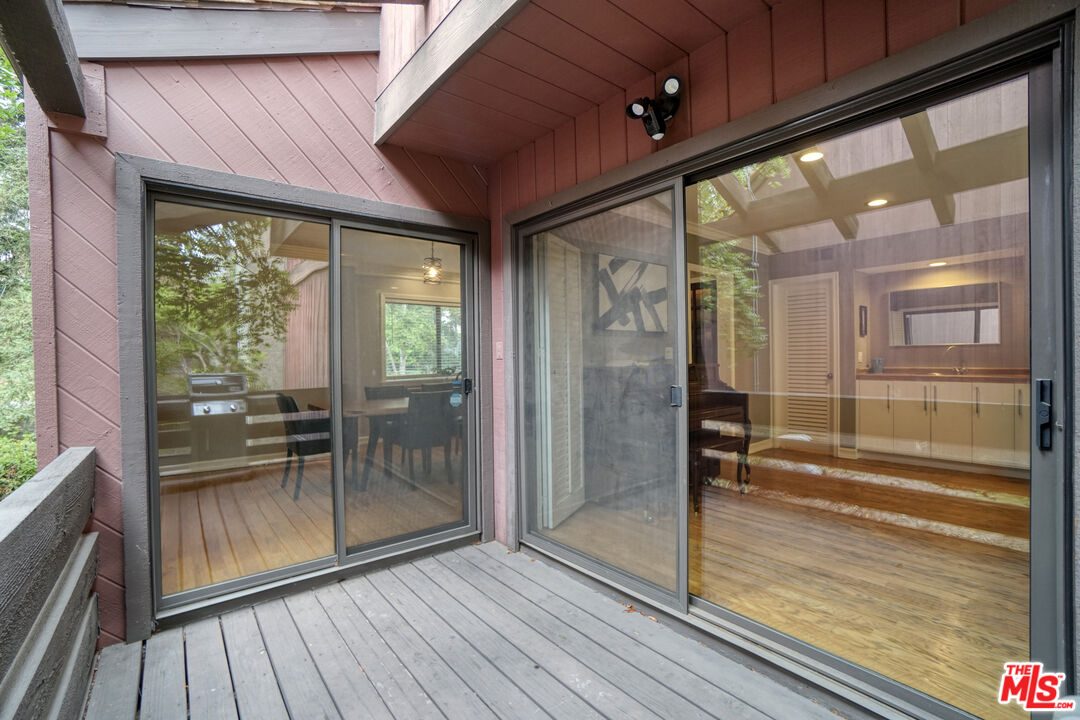 21931 Burbank Blvd Unit: 51