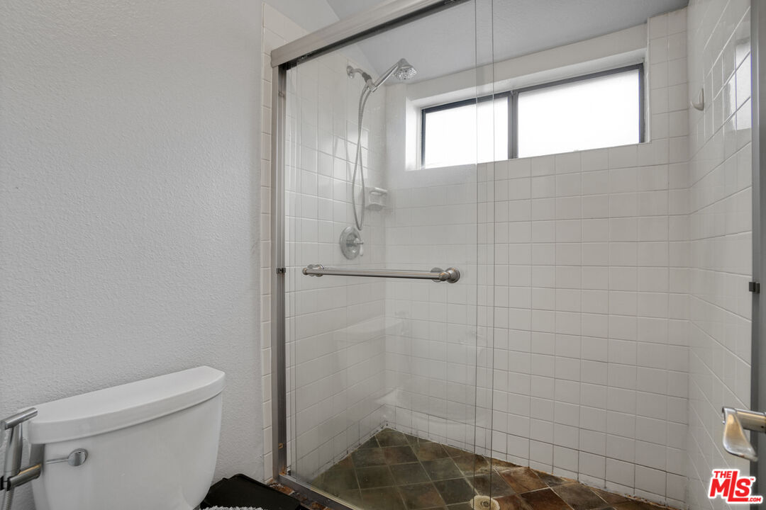 21931 Burbank Blvd Unit: 51