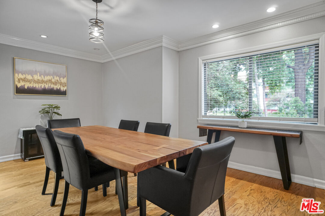 21931 Burbank Blvd Unit: 51