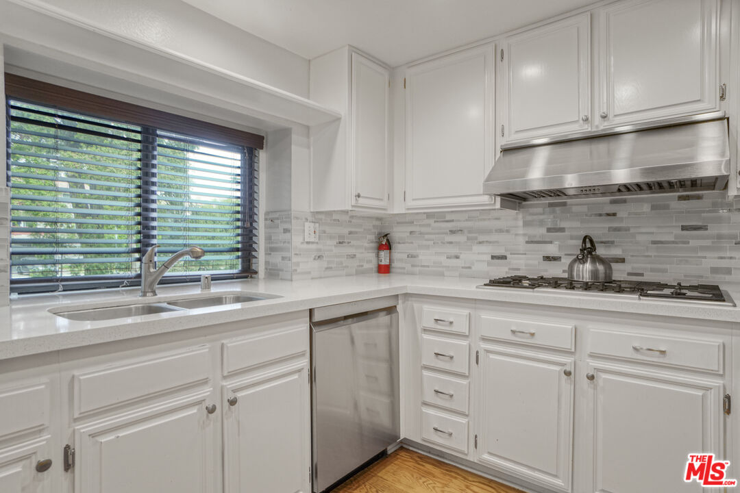 21931 Burbank Blvd Unit: 51