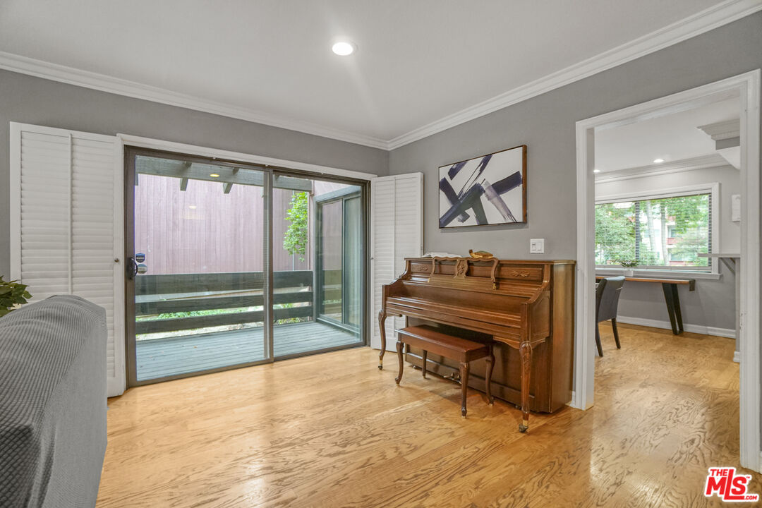 21931 Burbank Blvd Unit: 51