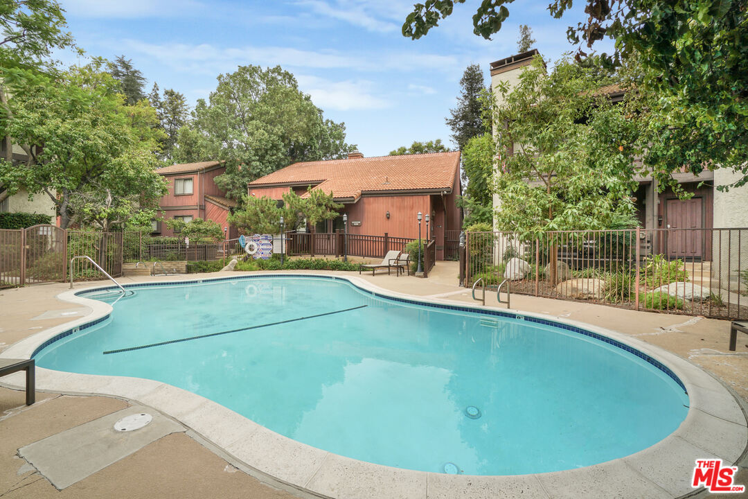 21931 Burbank Blvd Unit: 51