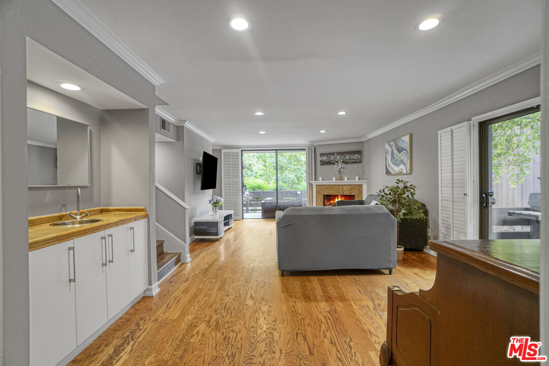 21931 Burbank Blvd Unit: 51