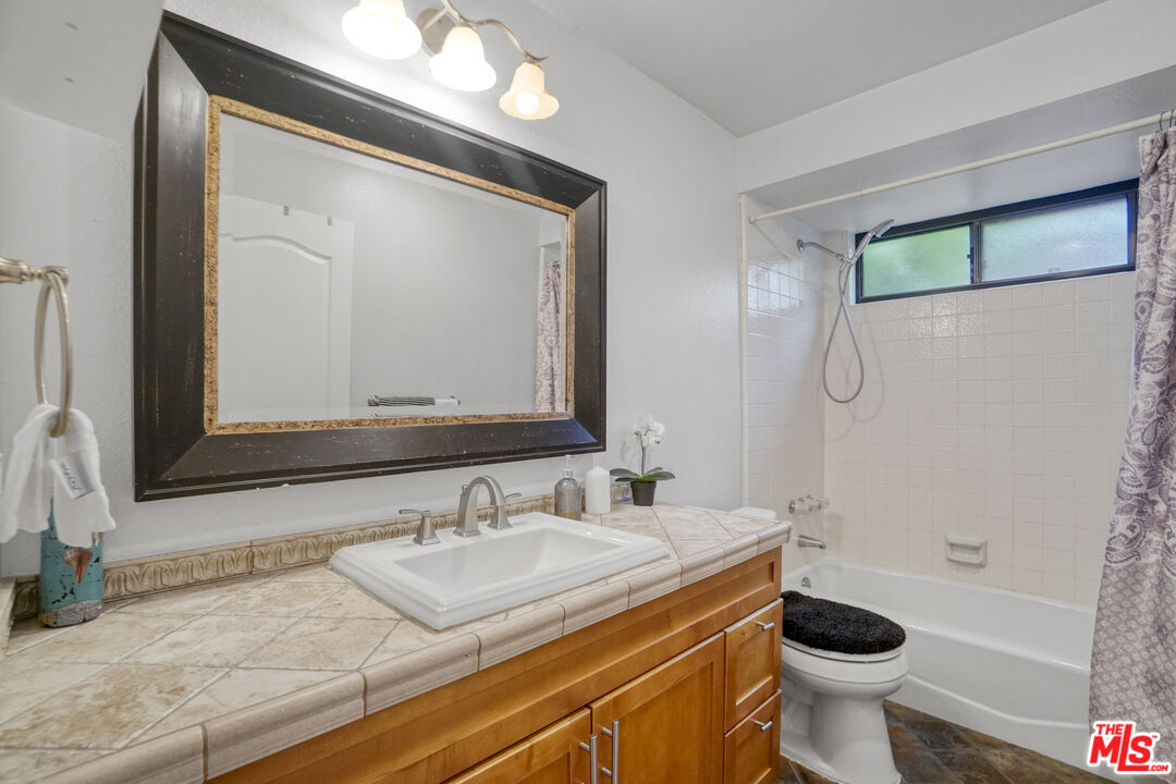 21931 Burbank Blvd Unit: 51