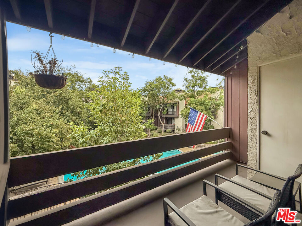 21931 Burbank Blvd Unit: 51