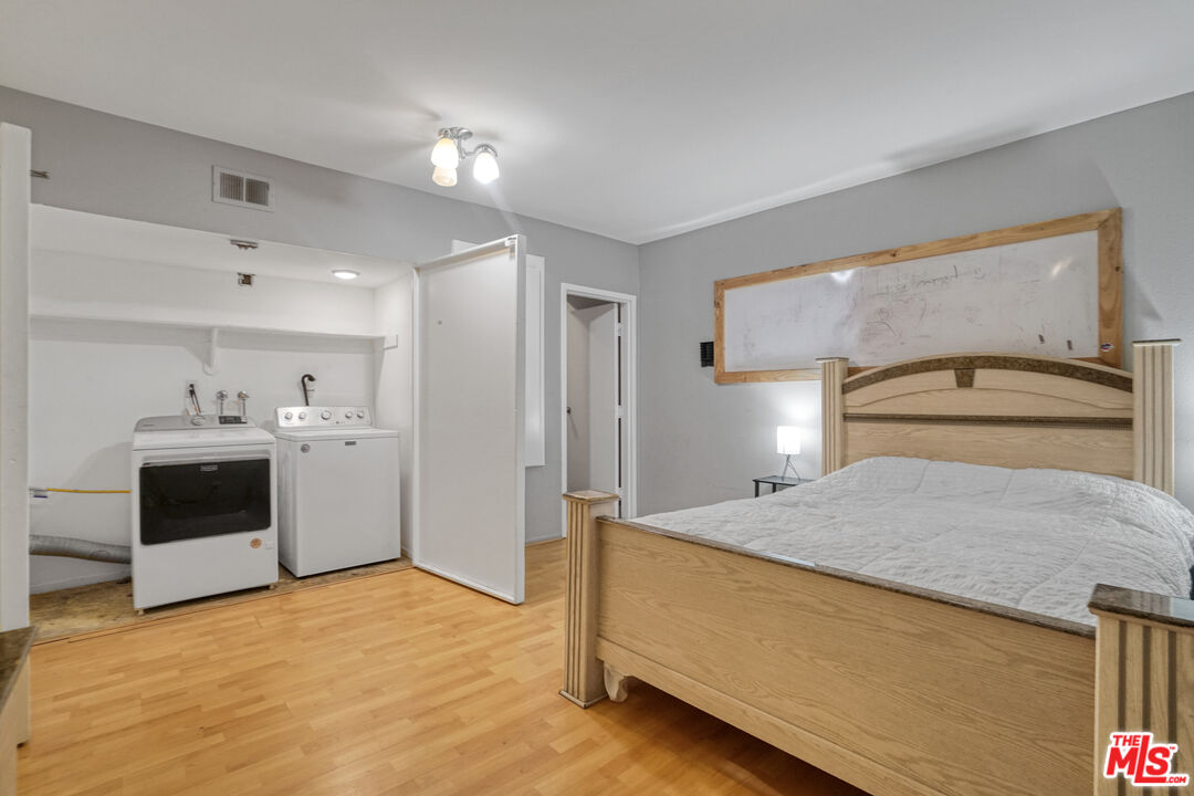 21931 Burbank Blvd Unit: 51