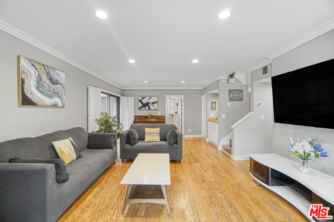 21931 Burbank Blvd Unit: 51