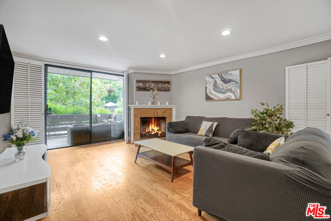 21931 Burbank Blvd Unit: 51