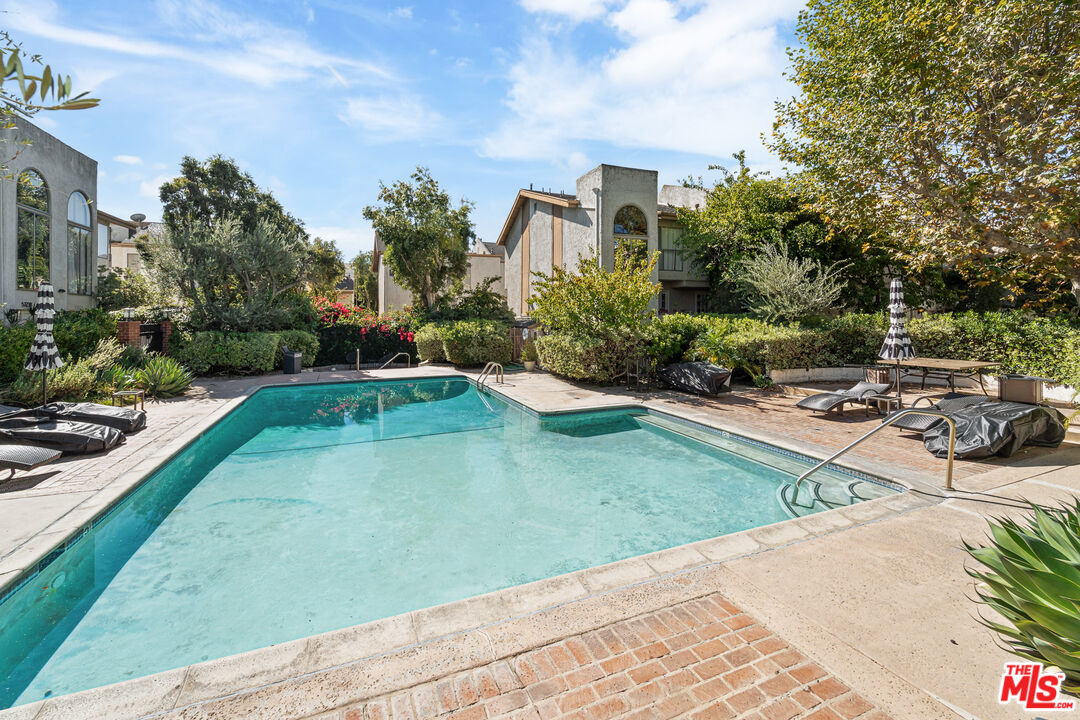 5327 Coldwater Canyon Ave Unit: D