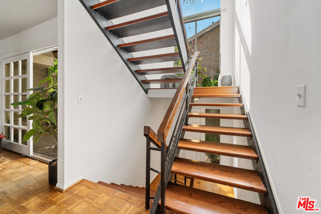 5327 Coldwater Canyon Ave Unit: D