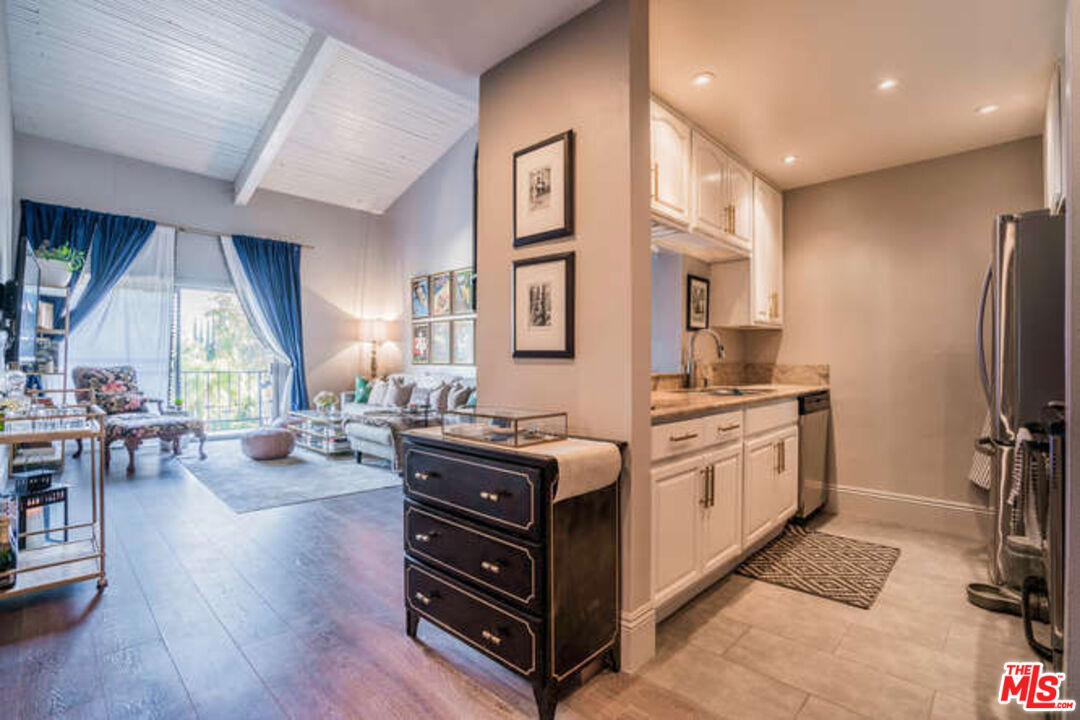 5460 White Oak Ave Unit: E324