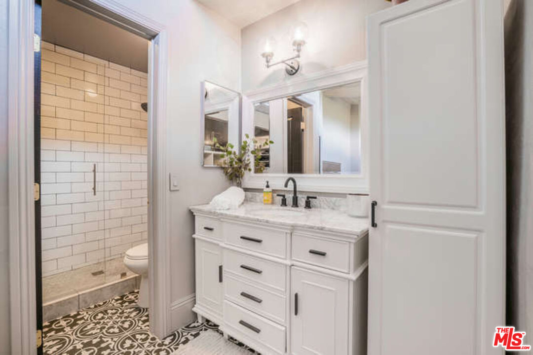 5460 White Oak Ave Unit: E324