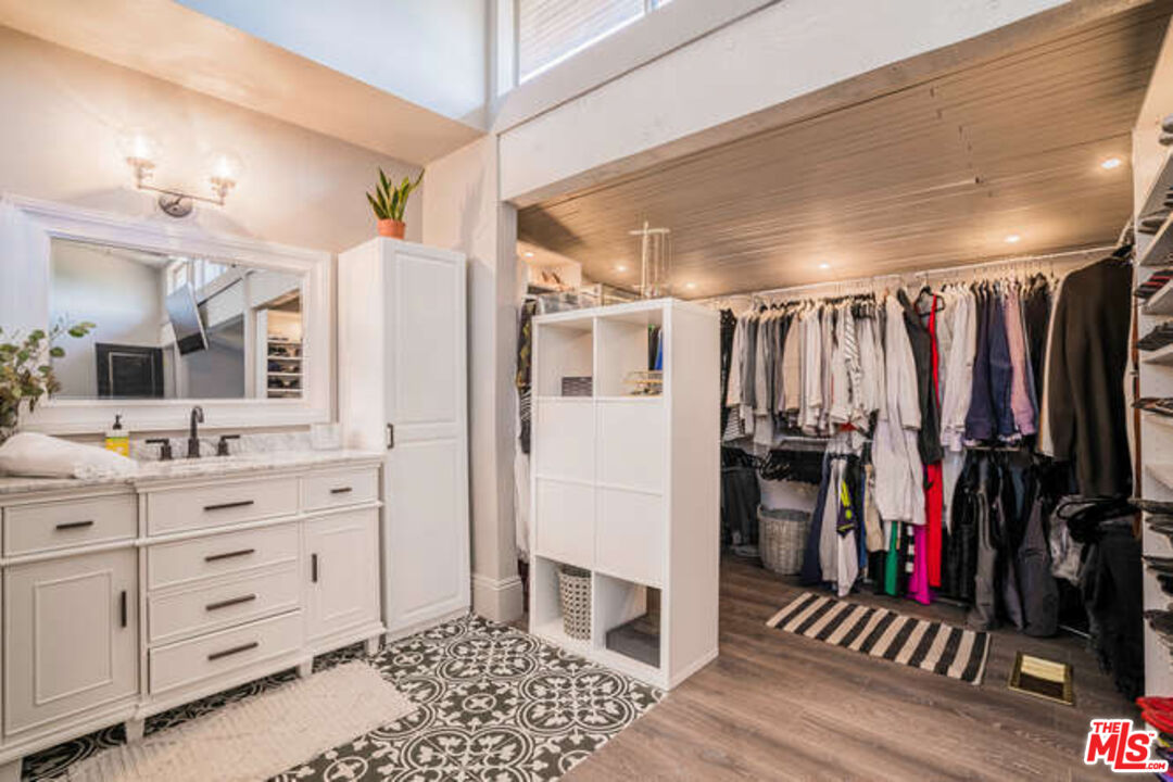 5460 White Oak Ave Unit: E324