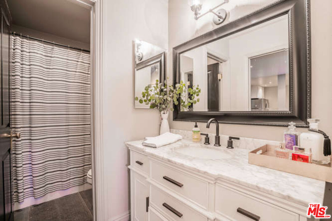 5460 White Oak Ave Unit: E324