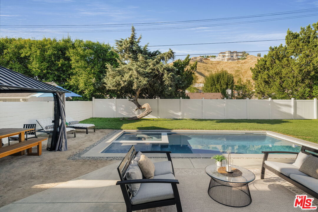 22649 Mulholland Dr