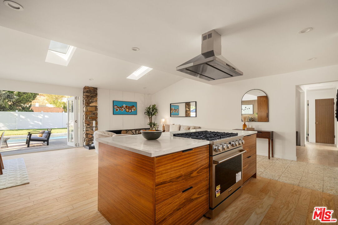 22649 Mulholland Dr