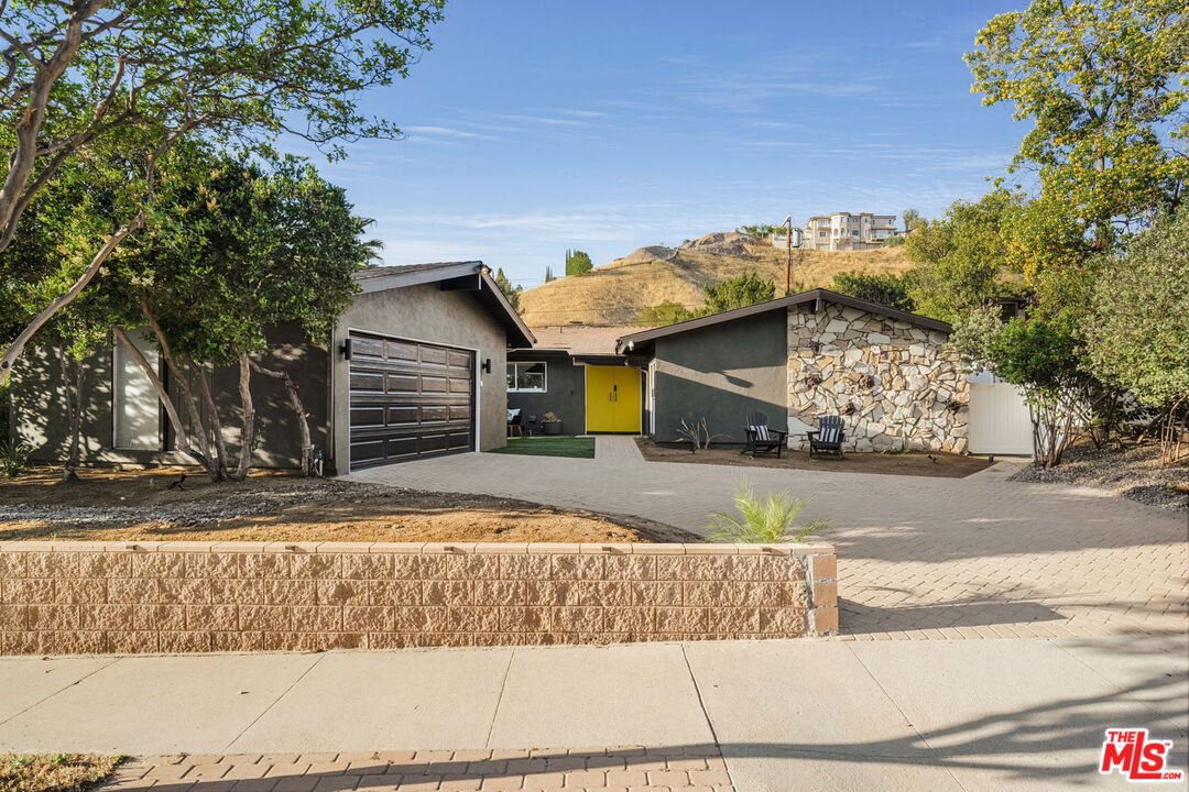 22649 Mulholland Dr