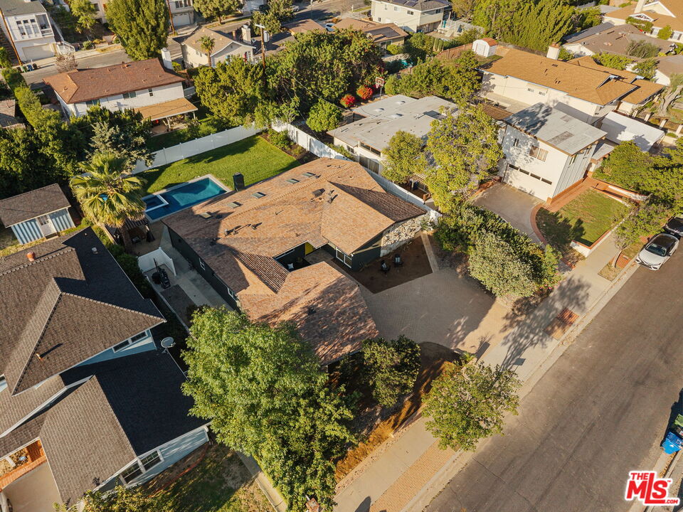 22649 Mulholland Dr