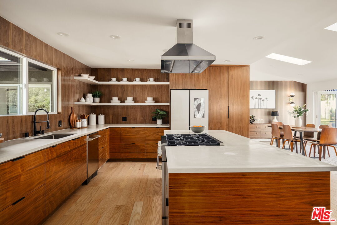 22649 Mulholland Dr