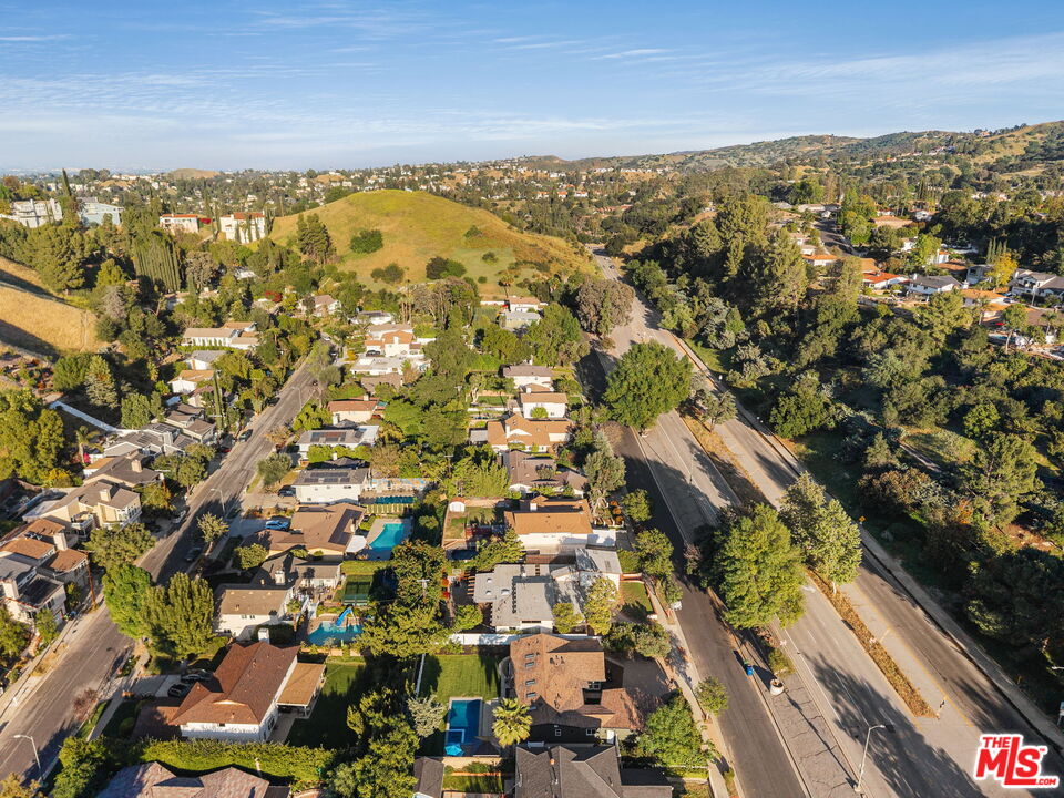 22649 Mulholland Dr