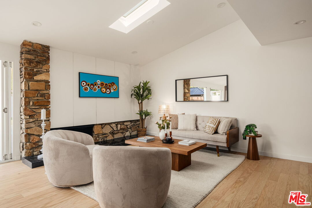 22649 Mulholland Dr