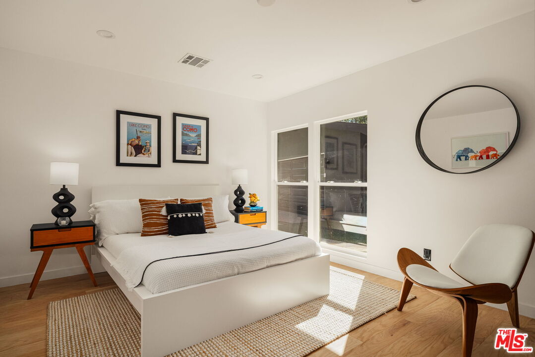 22649 Mulholland Dr
