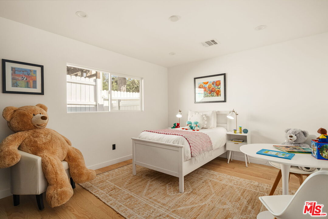22649 Mulholland Dr