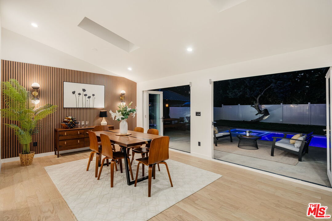 22649 Mulholland Dr