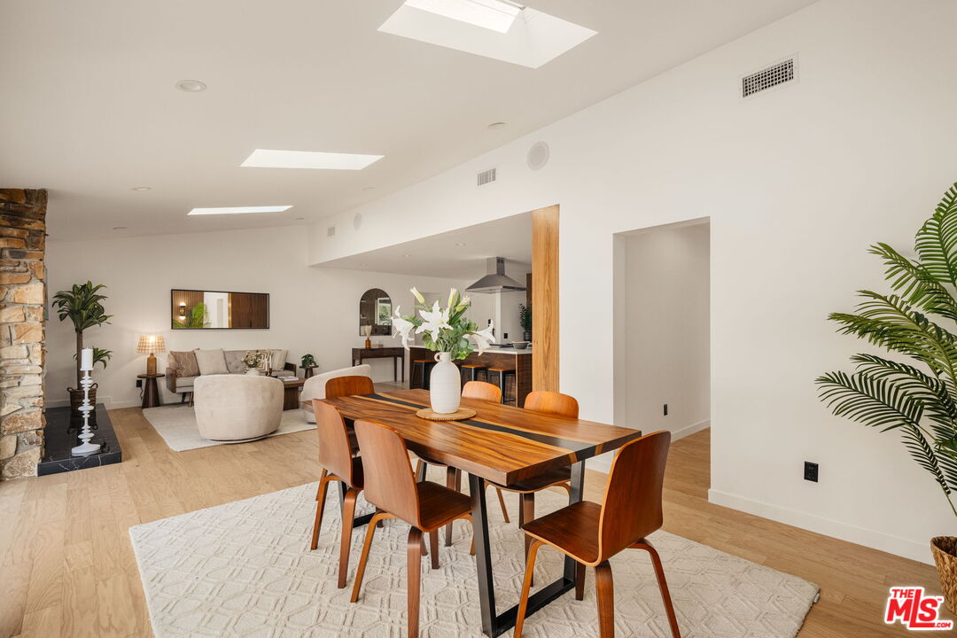22649 Mulholland Dr