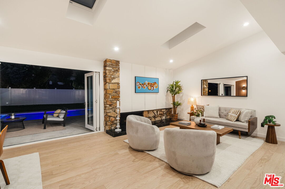 22649 Mulholland Dr