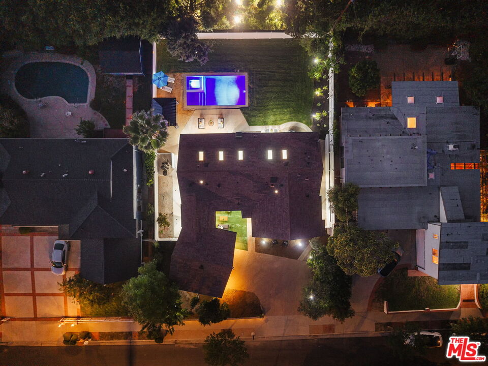 22649 Mulholland Dr