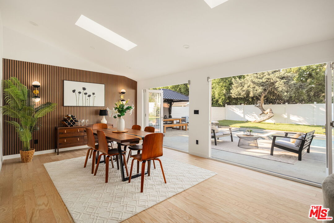 22649 Mulholland Dr