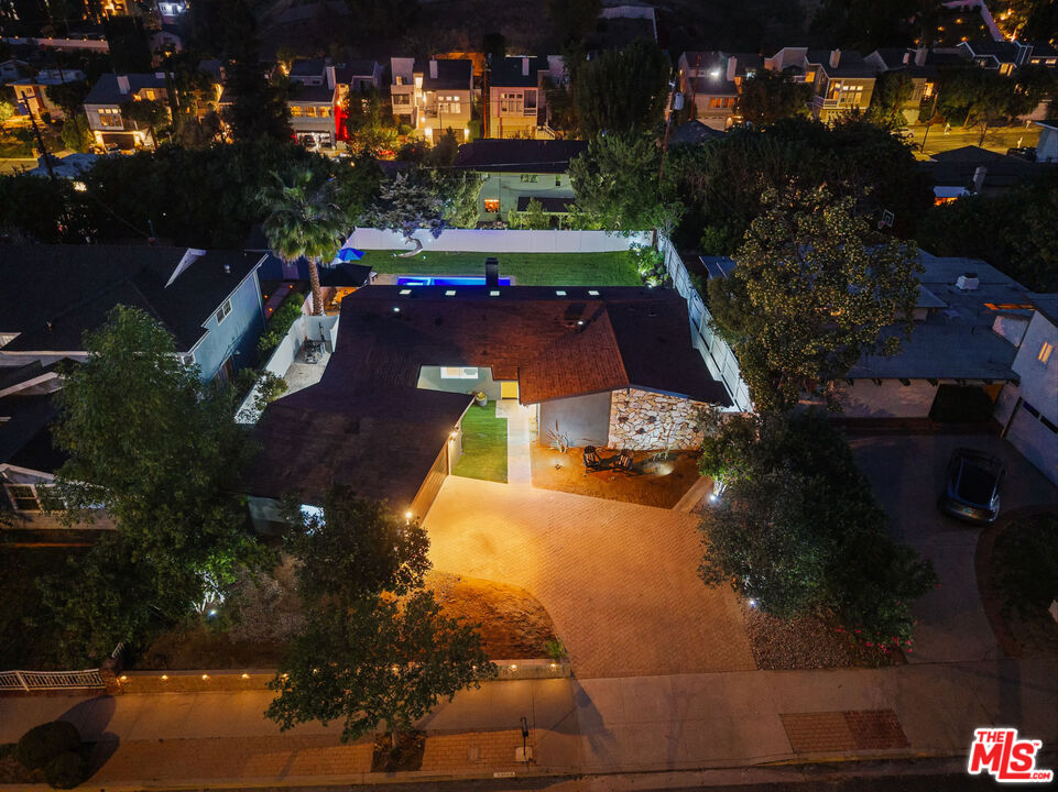22649 Mulholland Dr
