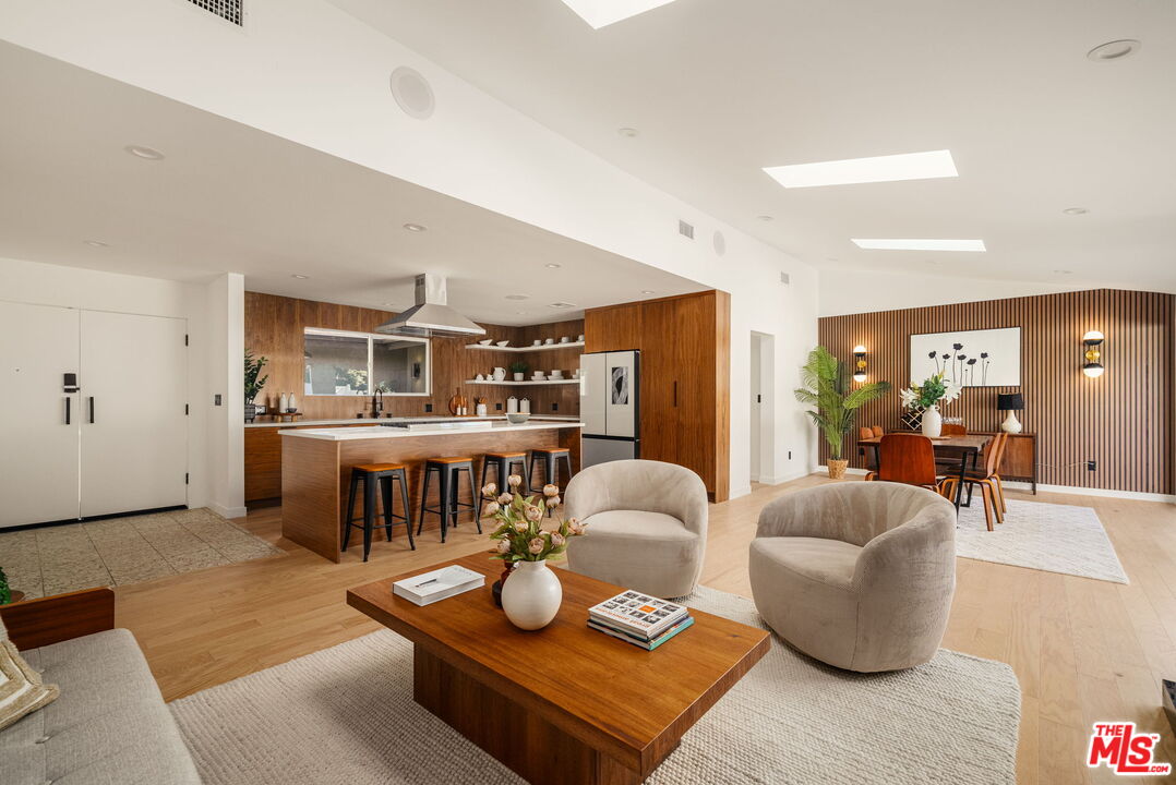 22649 Mulholland Dr