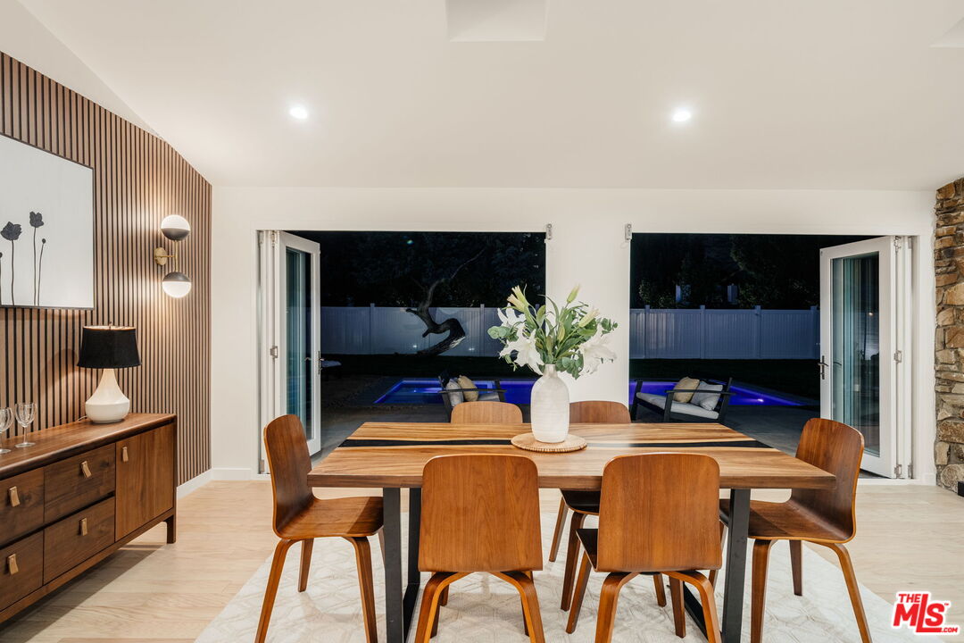 22649 Mulholland Dr