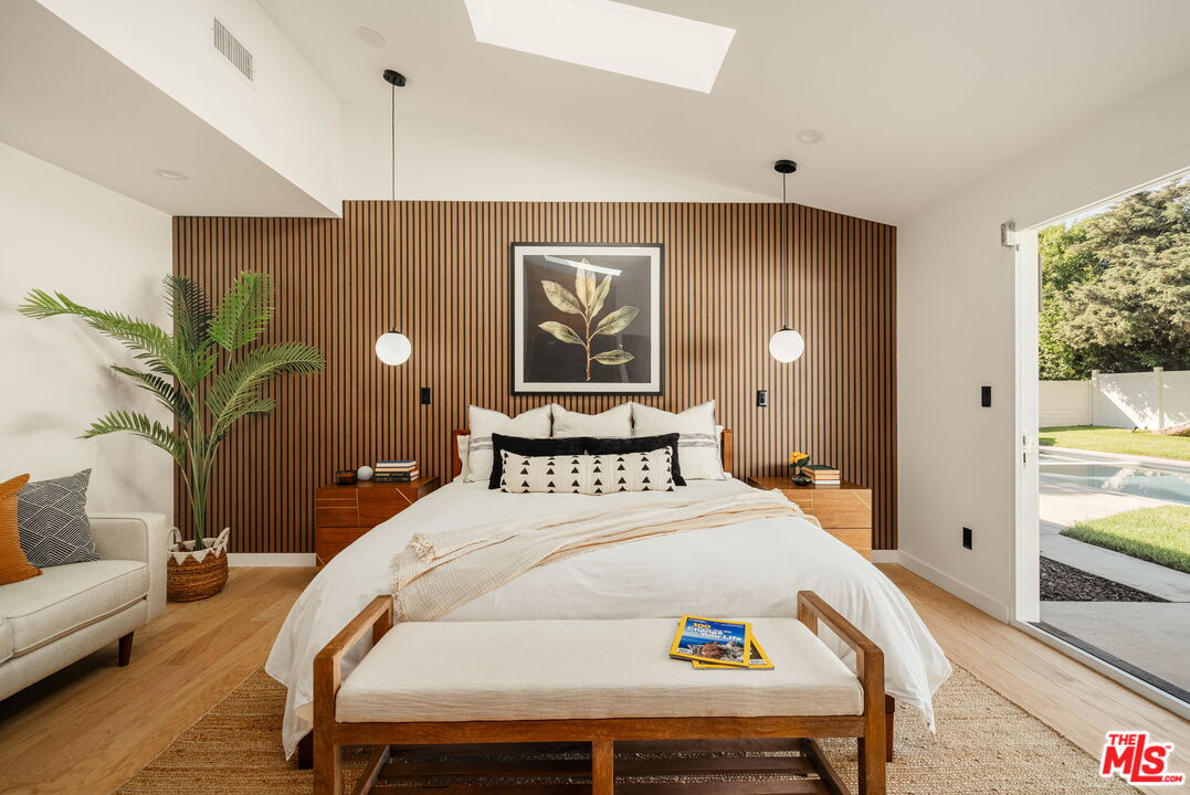 22649 Mulholland Dr