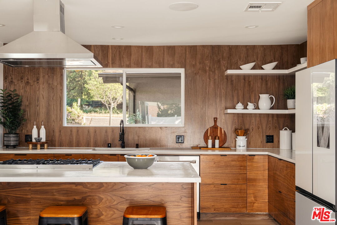 22649 Mulholland Dr