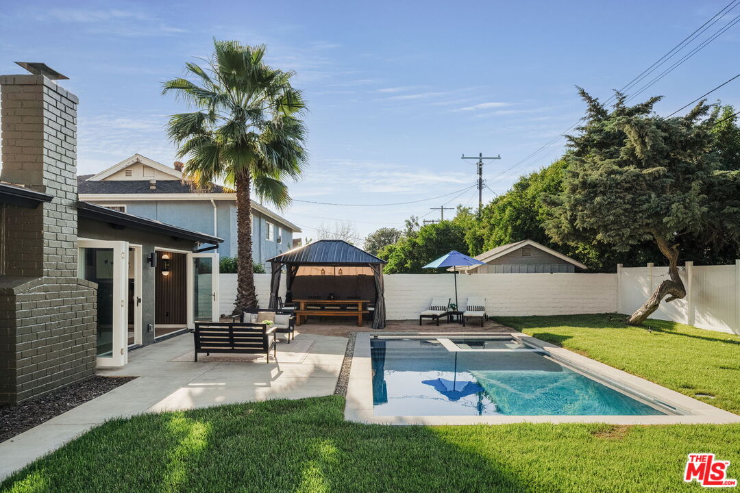 22649 Mulholland Dr