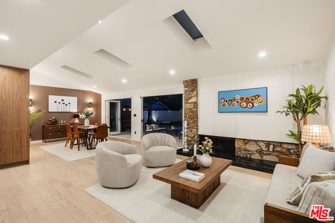 22649 Mulholland Dr