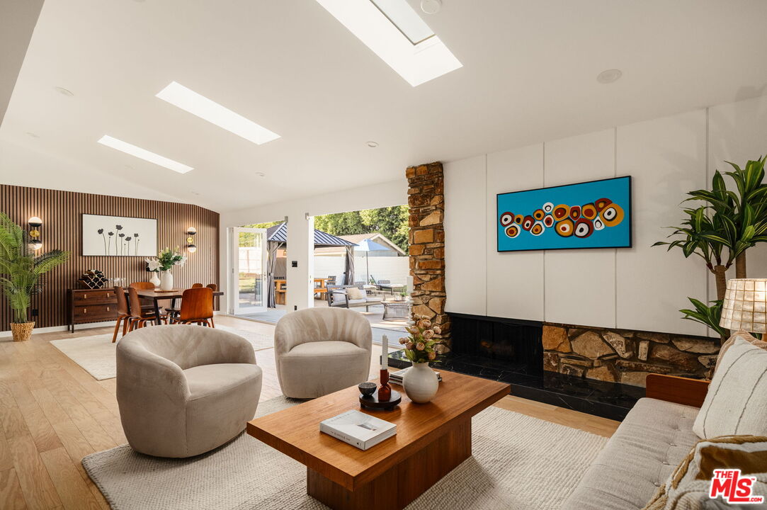 22649 Mulholland Dr